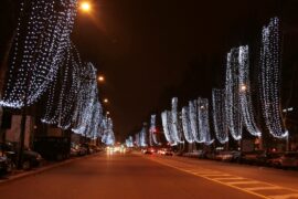 viale alberato addobbato con catenarie a l.e.d