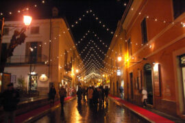 viale con catenarie lampade bianche